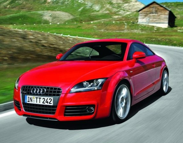 Audi TT quattro: Izjemna zmogljivost in maksimalna učinkovitost za Coupé in Roadster