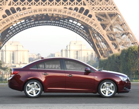 Chevrolet Cruze: Vznemirljiva oblika štirivratne limuzine odslej dostopna vsem