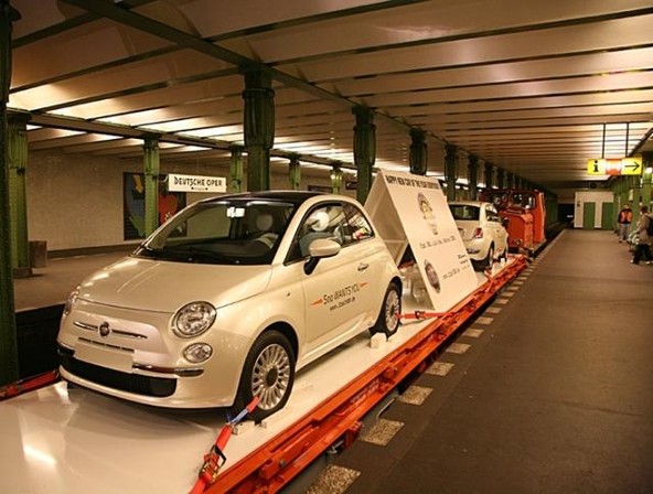 Fiat 500: 'Delovni Izlet' po berlinski podzemni železnici