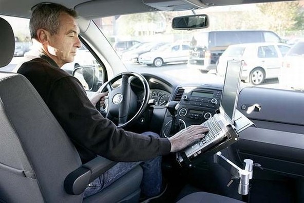 FrontTeam Mobil-Office: Novost na slovenskem trgu - ko se pisarna preseli v avto