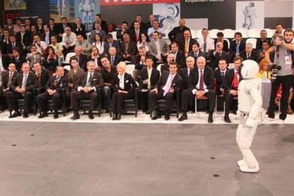 Honda: ASIMO pozdravil turškega ministra za trgovino in gospodarstvo v Istanbulu
