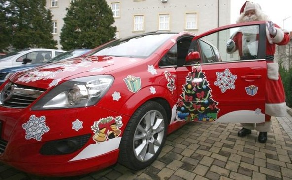Opel: Božiček v Zafiri raznaša darila