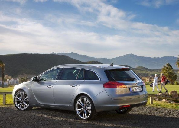 Opel: Insignia prejela nagrado za svojo obliko revije AUTO BILD