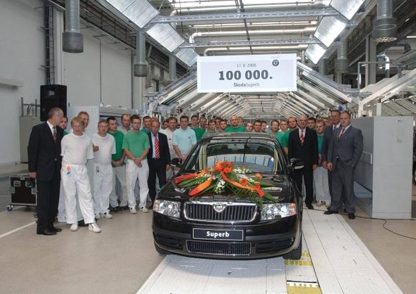 Škoda: Družba Škoda Auto izdelala 100.000. jubilejno vozilo Škoda Superb