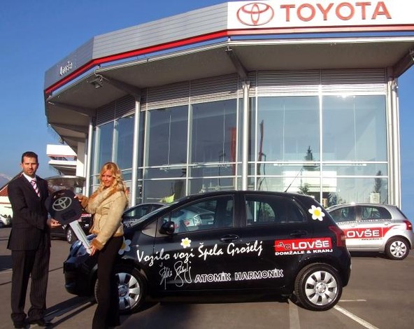 Toyota: Atomična Špela je za novo leto dobila Toyoto Yaris