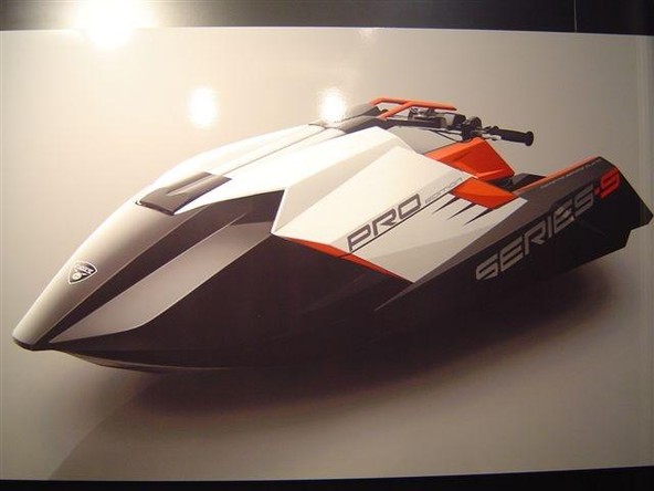 Vodni skuterji HSR - BENELLI: 'Moments before flying'