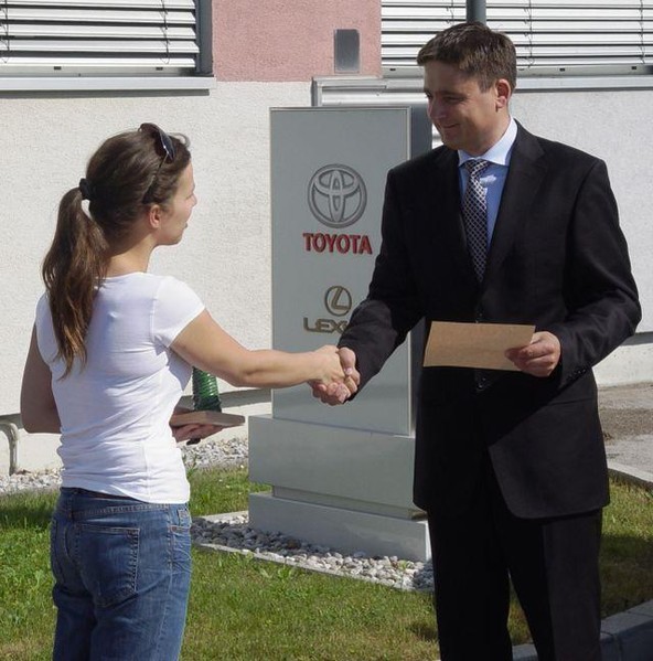 društvo Planet Zemlja: Toyota prejela Zeleni znak akcije Planetu Zemlja prijazno vozilo 2009