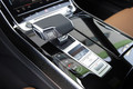 Audi A8 55 TFSI quattro: S kravato in supergami