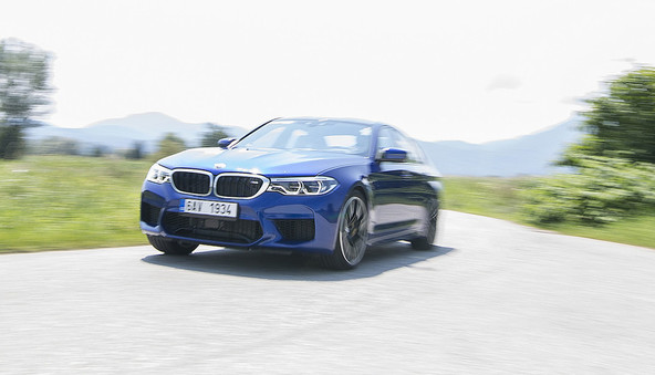 BMW M5: 3,4 do sto!