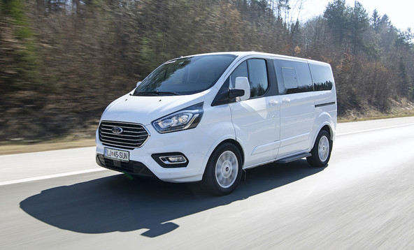 Ford tourneo custom 2.0 TDCi limited: Prostoren in udoben potovalnik