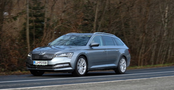 Škoda superb combi 1.4 TSI iV style: Priklopljen na prihodnost