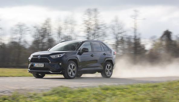 Toyota RAV4 2.5 VVT-i HSD AWD-i style: Brezkompromisen