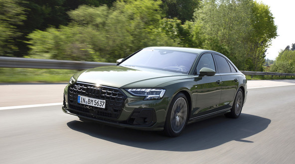 Audi A8 55 TFSI quattro: S kravato in supergami