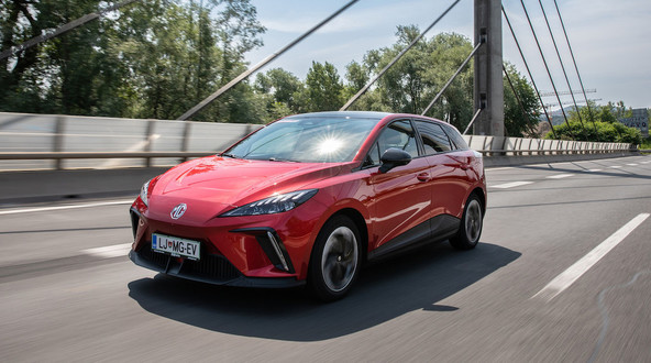 MG4 electric luxury: Kombilimuzina rahlo futurističnega videza