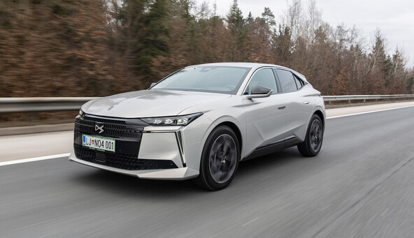 DS N°4 hybrid 145 e-DCT6 étoile: Francoski zapeljivec