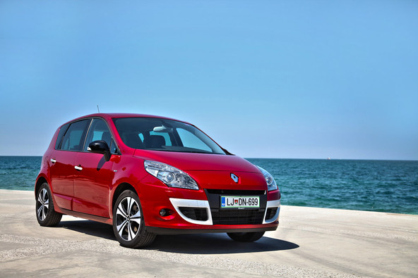Renault scenic dCi 110 EDC bose: Glasbena skrinjica