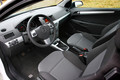 Opel astra GTC 1,6 black&white: Črno-bela nevesta