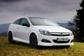 Opel astra GTC 1,6 black&white: Črno-bela nevesta