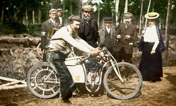 Václav Vondřich (v ospredju) in Václav Klement (sredina) v Dourdanu leta 1905