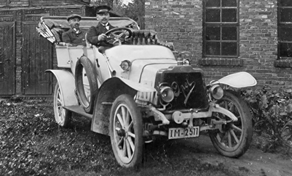 Fritz Mann leta 1910 na zadnjem sedežu njegovega opla 12/14 PS 'Doppel-Phaeton' 