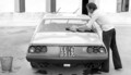 Niki Lauda ob pranju njegovega ferrarija 365 GT4 2+2
