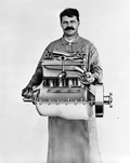 Louis Chevrolet dokazuje lahkost njegovega motorja (1915)