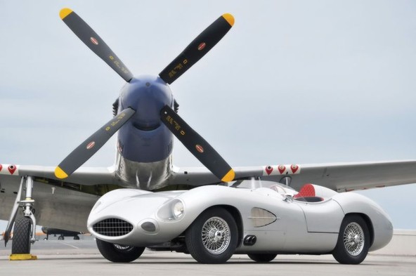 Rizk Auto RA, v ozadju je legendarni P-51 Mustang podjetja North American Aviation