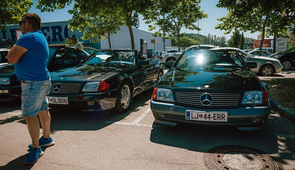 7. Slovensko 'youngtimer' srečanje: 'Mladodobniki' napolnili parkirišče E. Leclerca