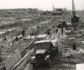 Od maja 1955 je dnevno na ogromnem gradbišču delalo okrog 2.000 delavcev. Za vlivanje betona so porabili 600.000 kvadratnih metrov opažnega lesa