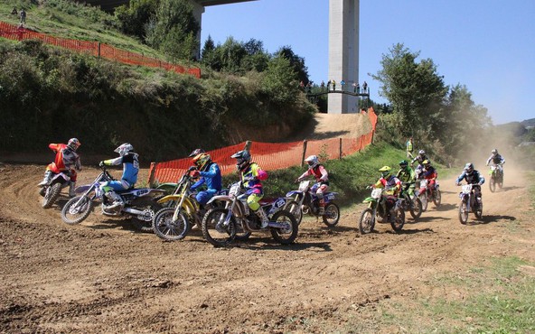 UNIOR MX prvenstvo Slovenije: Pod viaduktom Škedenj veselje domačih voznikov