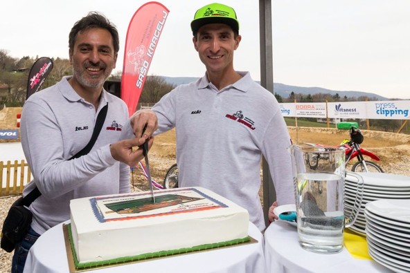 Sašo Kragelj je v družbi poslovnega partnerja projekta Željka Zeleničiča ponosno zarezal v torto