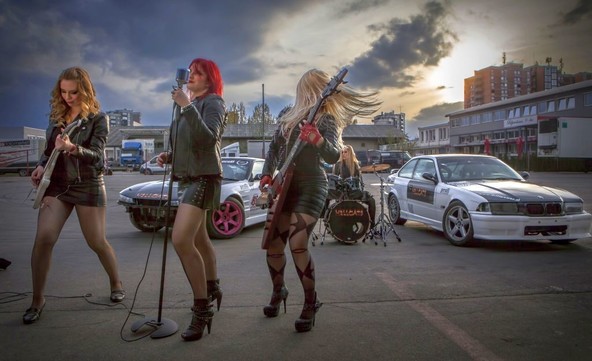 Naprej s Hellcats!: Hellcats so prepričane, da gredo bencinski hlapi odlično skupaj z njihovo glasbo