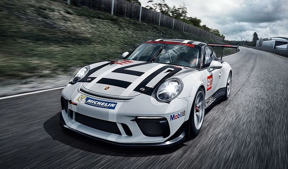 Dirka 24 ur Nürburgringa: Devet tovarniških voznikov in dva mlada profesionalna voznika v