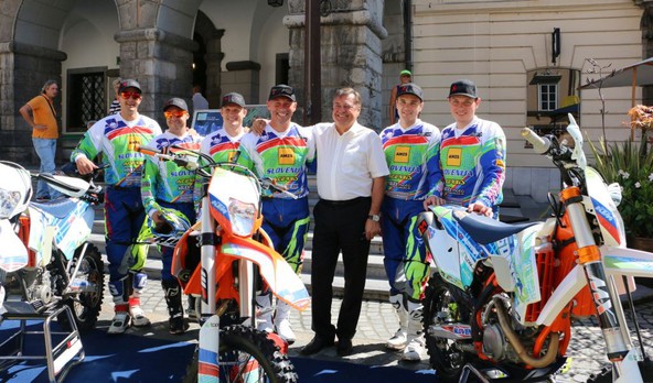 Miran Stanovnik se odpravlja na ISDE: Ljubljanski župan v mestni hiši sprejel prvo slovensko enduro ekipo