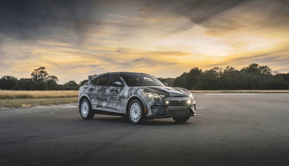 FORD MUSTANG MACH-E RALLY : ELEKTRIČNA VZNEMIRLJIVOST Z NAVDIHOM RELIJA