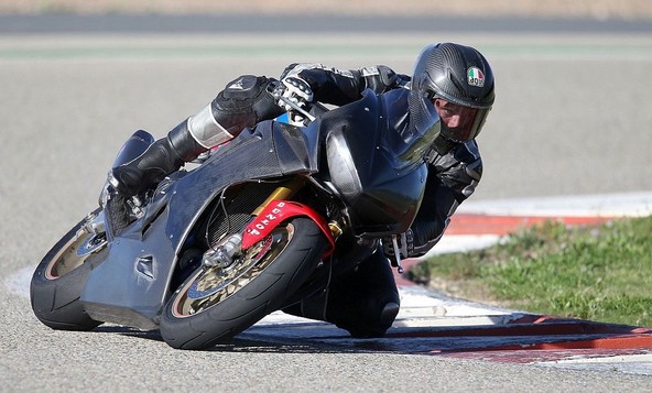 Novo pnevmatiko Dunlop D213 GP Pro je že preizkusil tudi Guy Martin s svojo Hondo