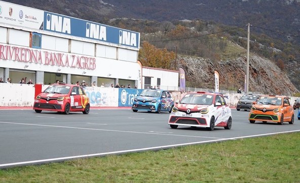 Vrhunski dosežek dolenjske ekipe Pesakrompir: Izvedena prva izmed treh načrtovanih štiriurnih dirk zimskega Twingo pokala