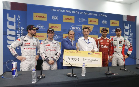 Na posebni slovesnosti med FIA WTCC DHL dirko v Katarju je Nael Attiyat, direktor DHL Express Katar, izročil nagrado - donacijo v dobrodelne namene po izbiri DHL-a v domovini voznika